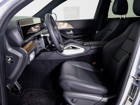 Used 2025 Mercedes-Benz GLS 450 4MATIC image 5