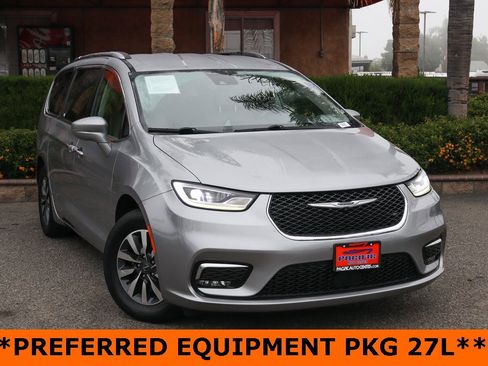 Used 2021 Chrysler Pacifica Touring-L image 2