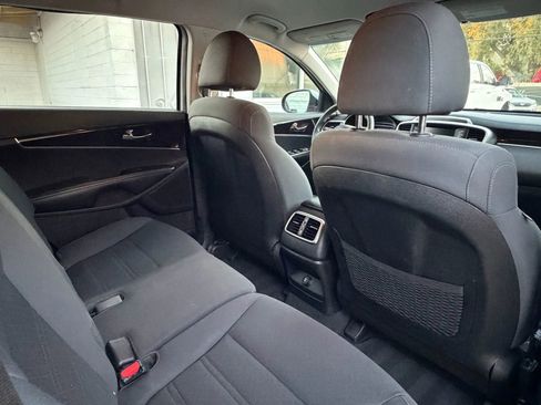 Used 2019 Kia Sorento L image 5
