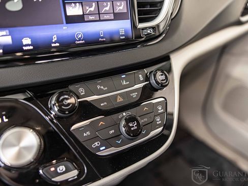 Used 2022 Chrysler Pacifica Touring-L image 31