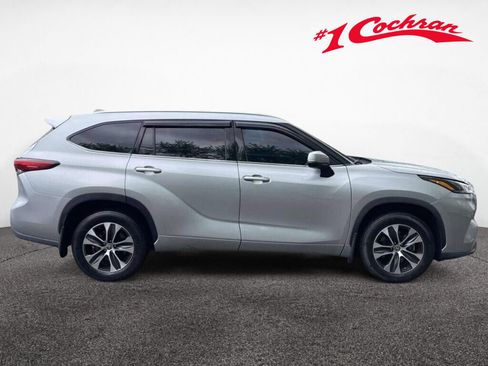 Used 2021 Toyota Highlander XLE AWD/4WD image 6