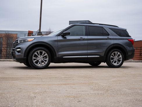 Used 2022 Ford Explorer XLT w/ Equipment Group 202A image 3