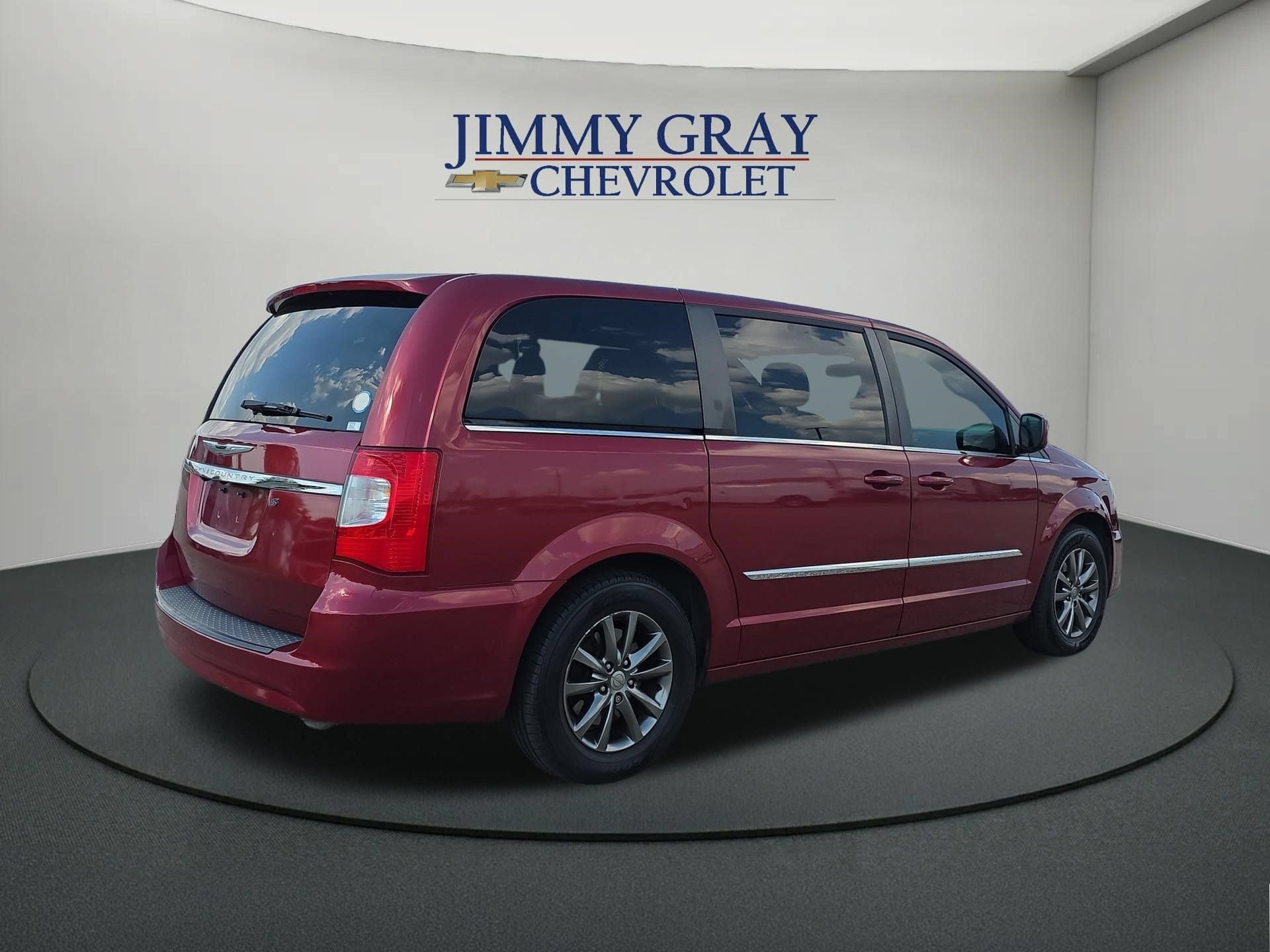 Used 2016 Chrysler Town & Country S FWD image 5