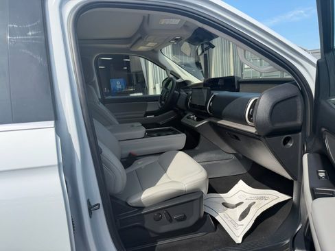 Used 2025 Ford Expedition Active AWD/4WD image 9