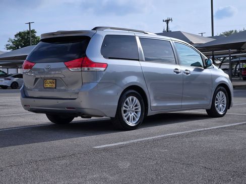 Used 2013 Toyota Sienna XLE w/ Entertainment Pkg FWD image 4