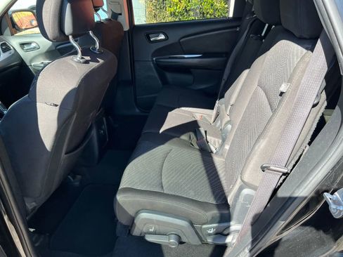 Used 2017 Dodge Journey SE w/ Flexible Seating Group image 9