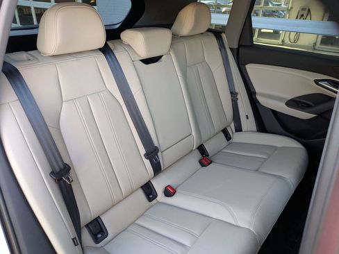 New 2025 Audi Q6 e-tron Premium image 11