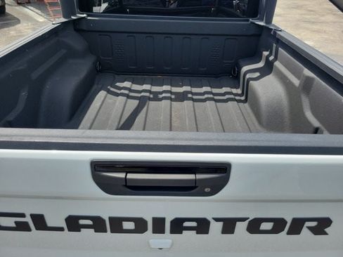 Used 2024 Jeep Gladiator Sport AWD/4WD image 9