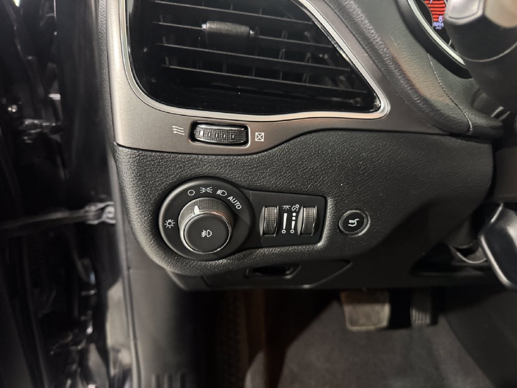 Used 2022 Jeep Cherokee Limited AWD/4WD image 36