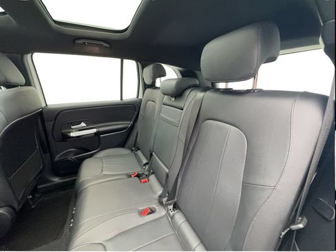 Used 2025 Mercedes-Benz GLB 250 4MATIC image 21