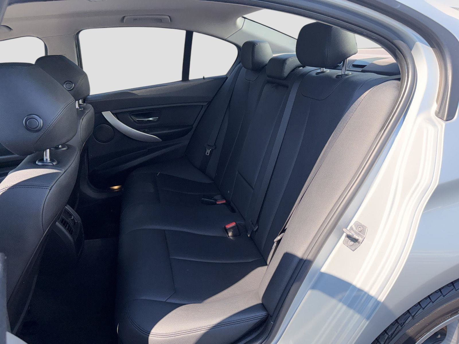 Used 2017 BMW 320i Sedan RWD image 12