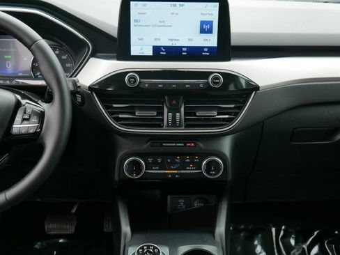 Certified 2022 Ford Escape SE w/ SE Sport Appearance Package image 16