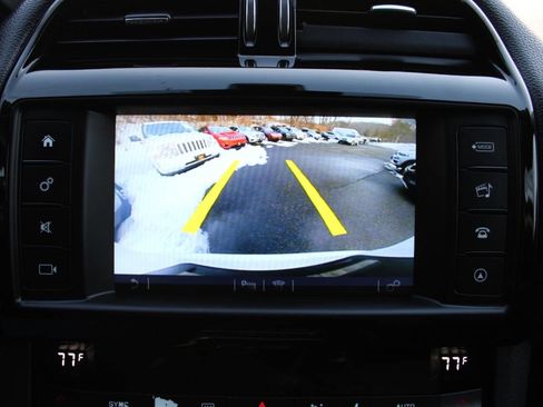 Used 2018 Jaguar F-PACE Premium image 34