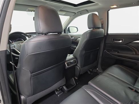 Used 2015 Toyota Highlander XLE image 12