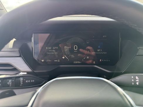 Used 2025 GMC Acadia Elevation image 13