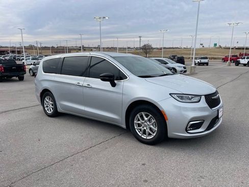 Used 2024 Chrysler Pacifica Touring-L image 3