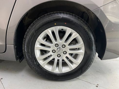 Used 2017 Toyota Sienna XLE image 16