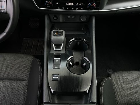 Used 2025 Nissan Rogue SV image 15