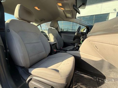 Used 2017 Hyundai Elantra SE image 25