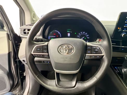 Used 2022 Toyota Sienna XLE w/ XLE Plus Package FWD image 17