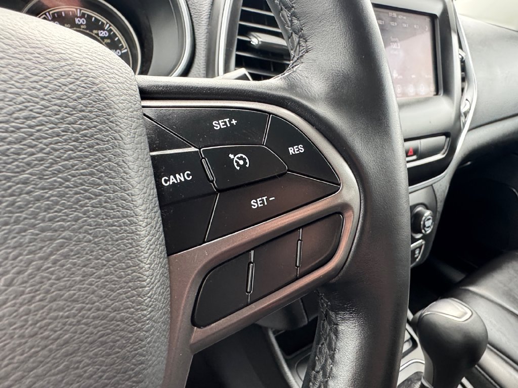 Used 2019 Jeep Cherokee Latitude Plus w/ Comfort/Convenience Group AWD/4WD image 15