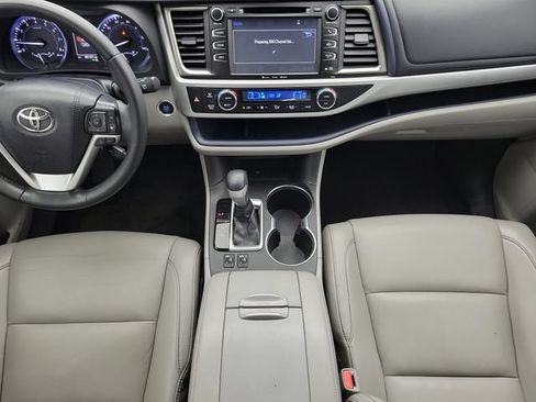Used 2019 Toyota Highlander XLE FWD image 15