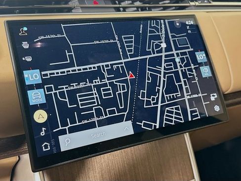 Used 2025 Land Rover Range Rover Long Wheelbase SE image 16