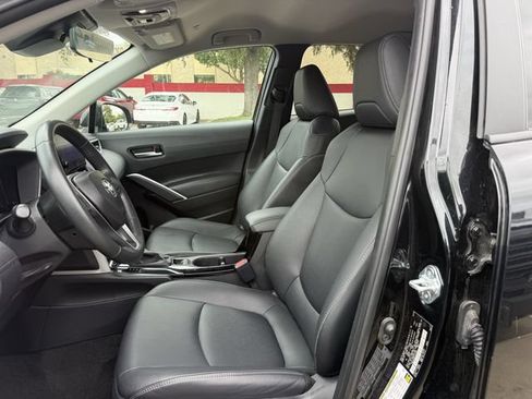 Used 2025 Toyota Corolla Cross XLE FWD image 28