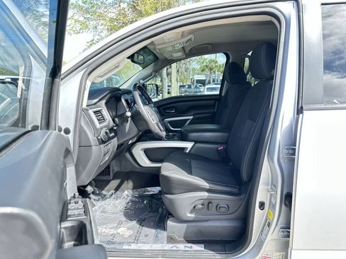 Used 2018 Nissan Titan SV w/ SV Convenience Package image 2