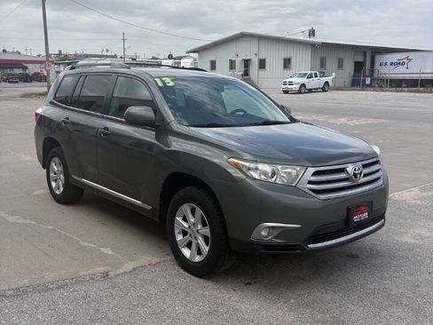 Used 2013 Toyota Highlander Plus FWD image 2
