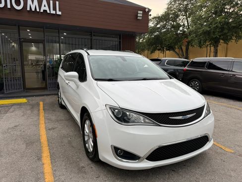 Used 2018 Chrysler Pacifica Touring-L Plus FWD image 3