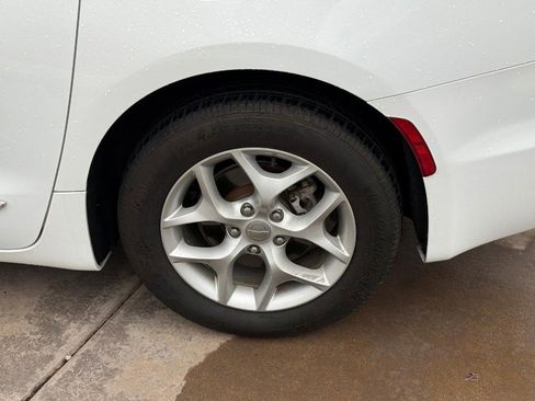 Used 2020 Chrysler Pacifica Limited image 8