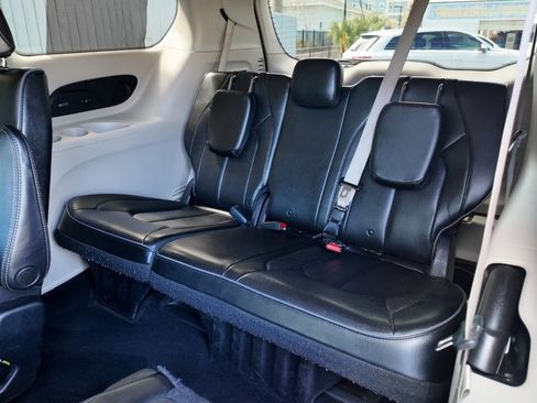 Used 2019 Chrysler Pacifica Limited image 11