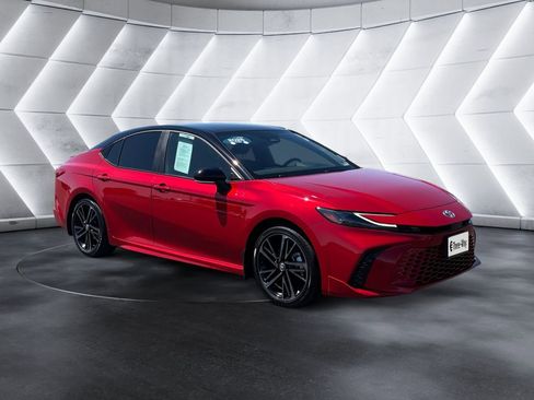 Used 2025 Toyota Camry XSE FWD image 7