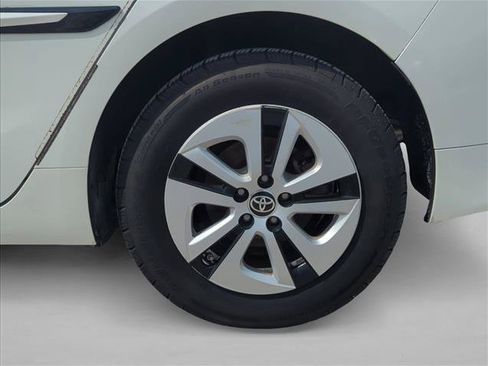 Certified 2016 Toyota Prius Two FWD image 9