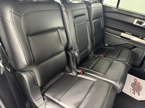Used 2022 Ford Explorer XLT w/ Equipment Group 202A AWD/4WD image 36