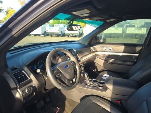 Used 2017 Ford Explorer XLT w/ Equipment Group 202A image 8