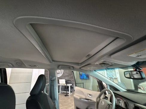 Used 2014 Toyota Sienna SE FWD image 27