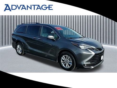 Used 2025 Toyota Sienna XLE w/ XLE Plus Package image 1