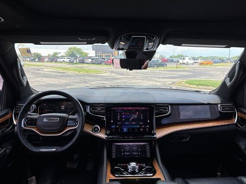 Used 2022 Jeep Grand Wagoneer Series III AWD/4WD image 14