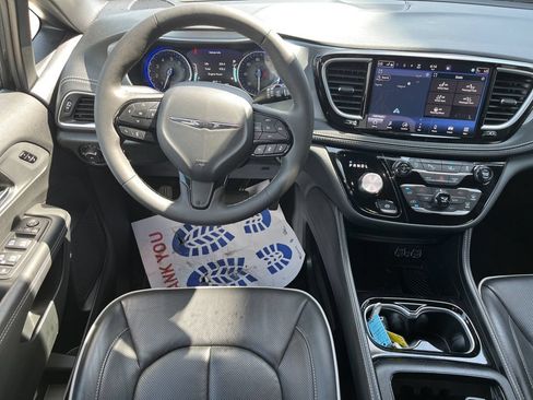 Used 2025 Chrysler Pacifica Limited FWD image 14