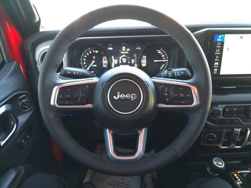 Used 2025 Jeep Wrangler Unlimited Sahara AWD/4WD image 19