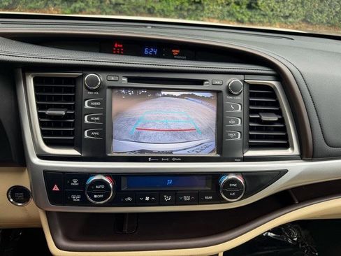Used 2017 Toyota Highlander XLE FWD image 35