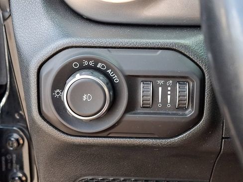 Used 2018 Jeep Wrangler Unlimited Sahara w/ Dual Top Group AWD/4WD image 25