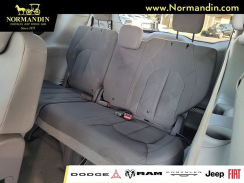 Used 2017 Chrysler Pacifica LX FWD image 18