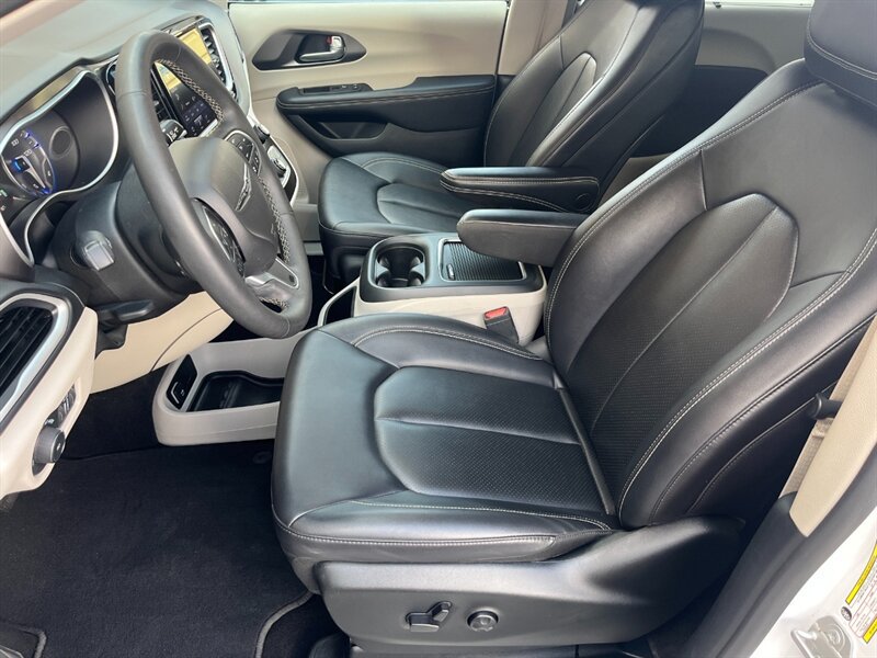 Used 2024 Chrysler Pacifica Touring-L FWD image 9