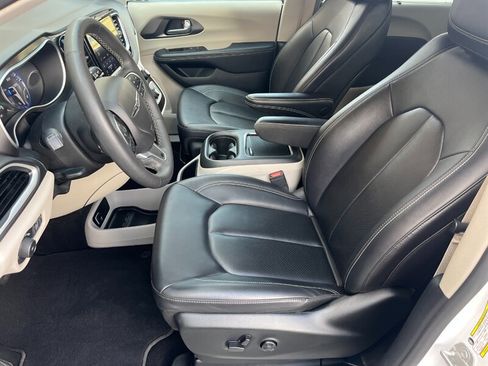 Used 2024 Chrysler Pacifica Touring-L FWD image 9