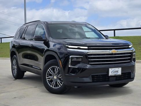 Used 2024 Chevrolet Traverse LT FWD image 1