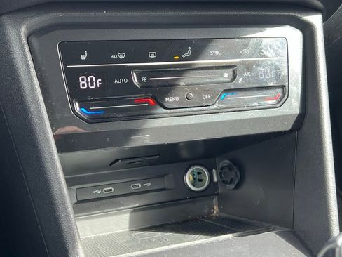 Used 2024 Volkswagen Tiguan SE image 34