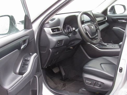 Certified 2022 Toyota Highlander XLE image 9